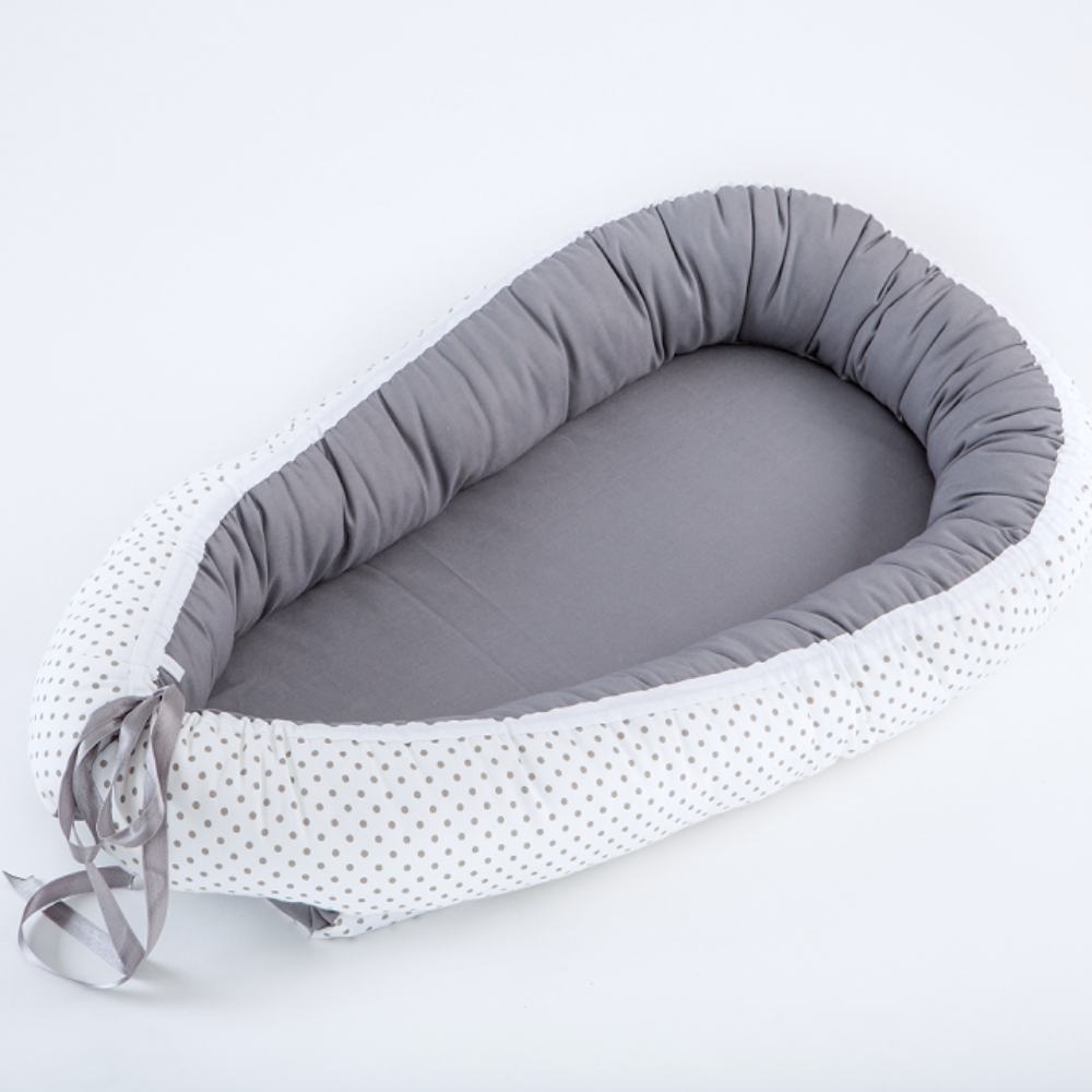 Dotty Babynest | Mørkegrått og hvitt babynest med prikker