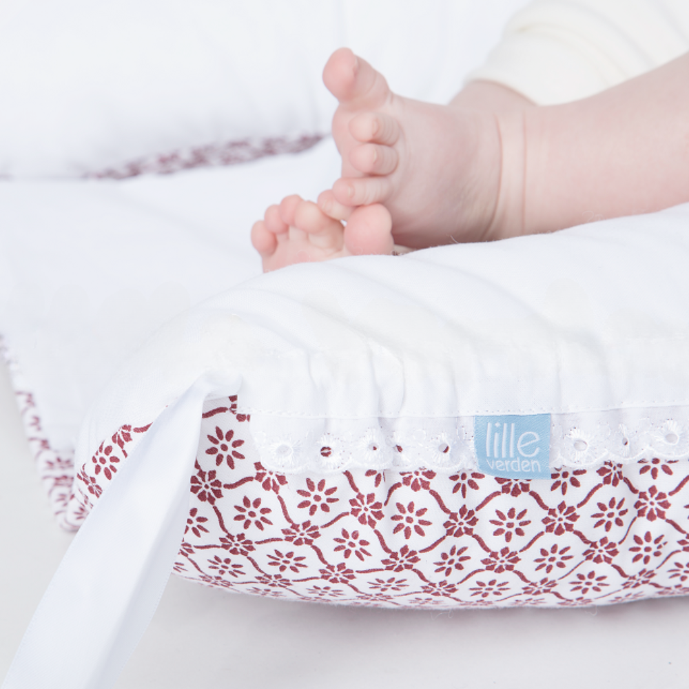 Eifrid Babynest | Rødt og hvitt babyrede med motiv