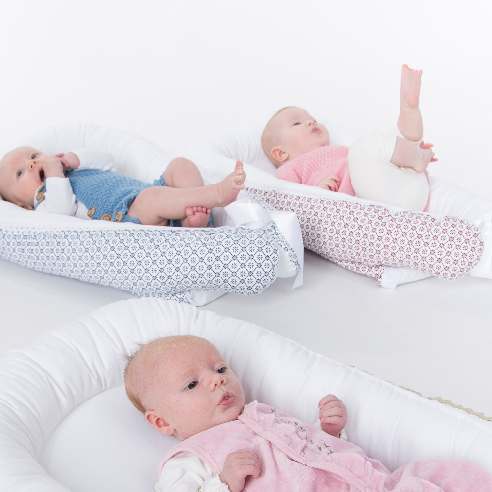 Eifrid Babynest | Rødt og hvitt babyrede med motiv
