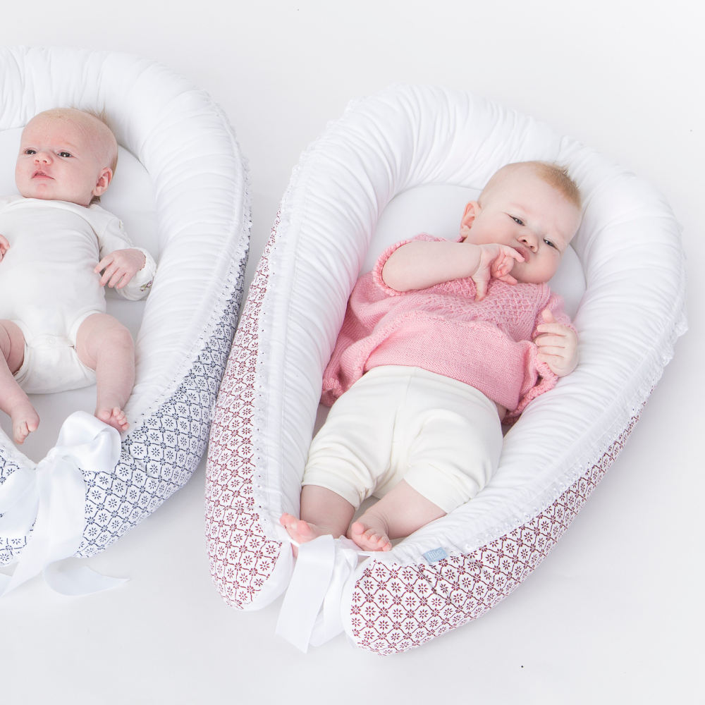 Eifrid Babynest | Rødt og hvitt babyrede med motiv