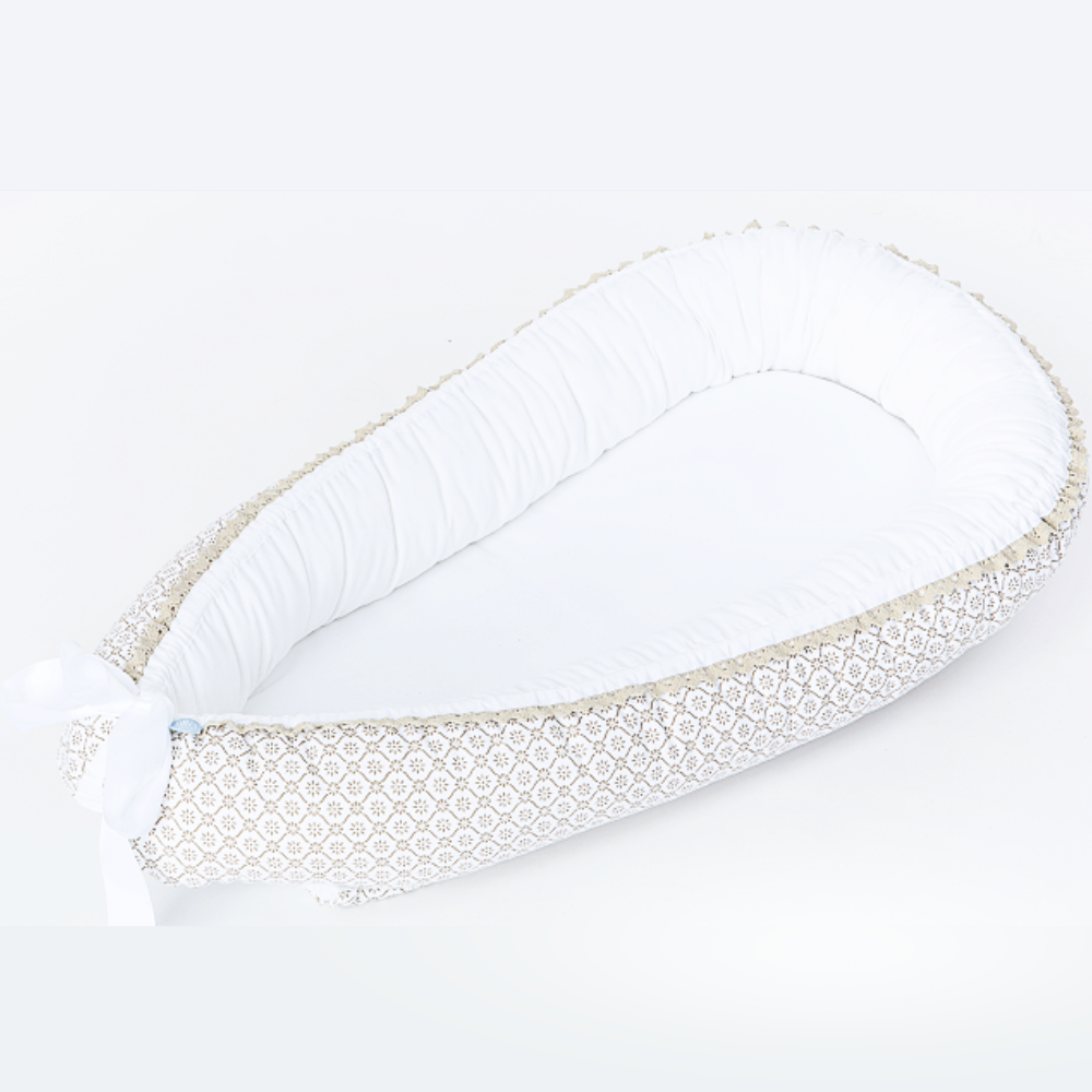 Gold Babynest | Gyldent og hvitt babynest med mønster