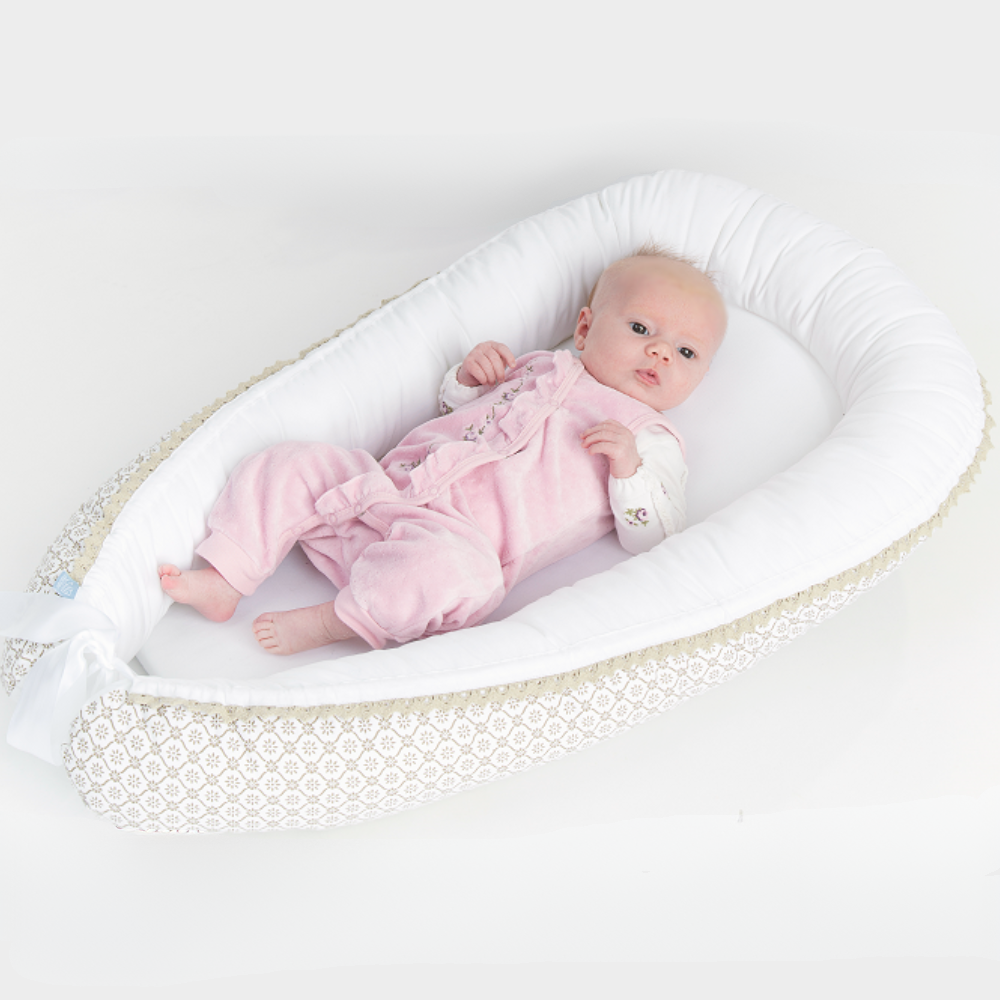 Gold Babynest | Gyldent og hvitt babynest med mønster