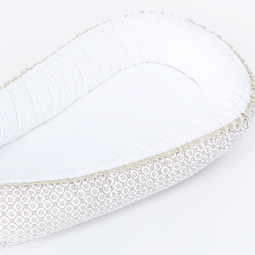 Gold Babynest | Gyldent og hvitt babynest med mønster