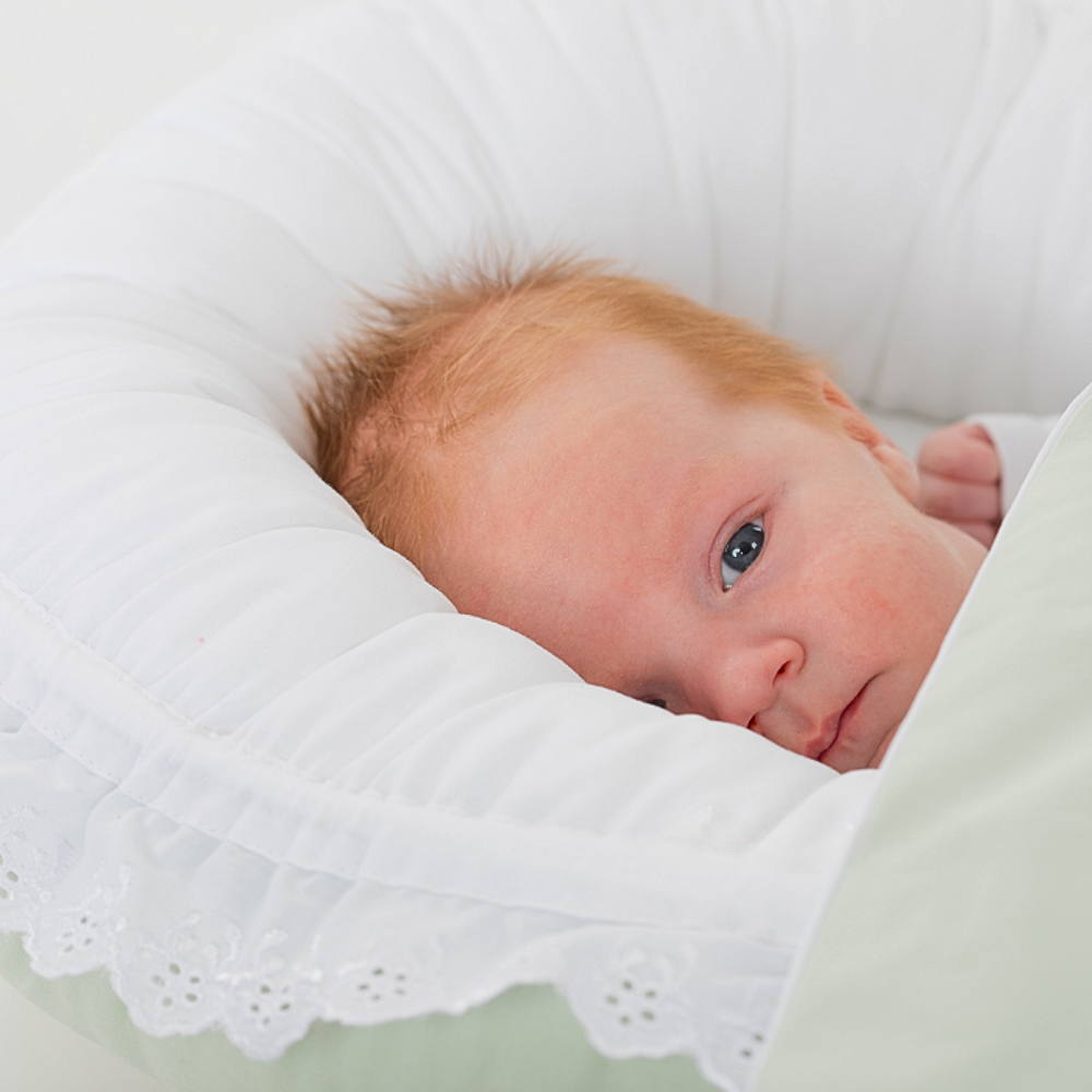 Hella Babynest | Lysegrønt og hvitt babyrede