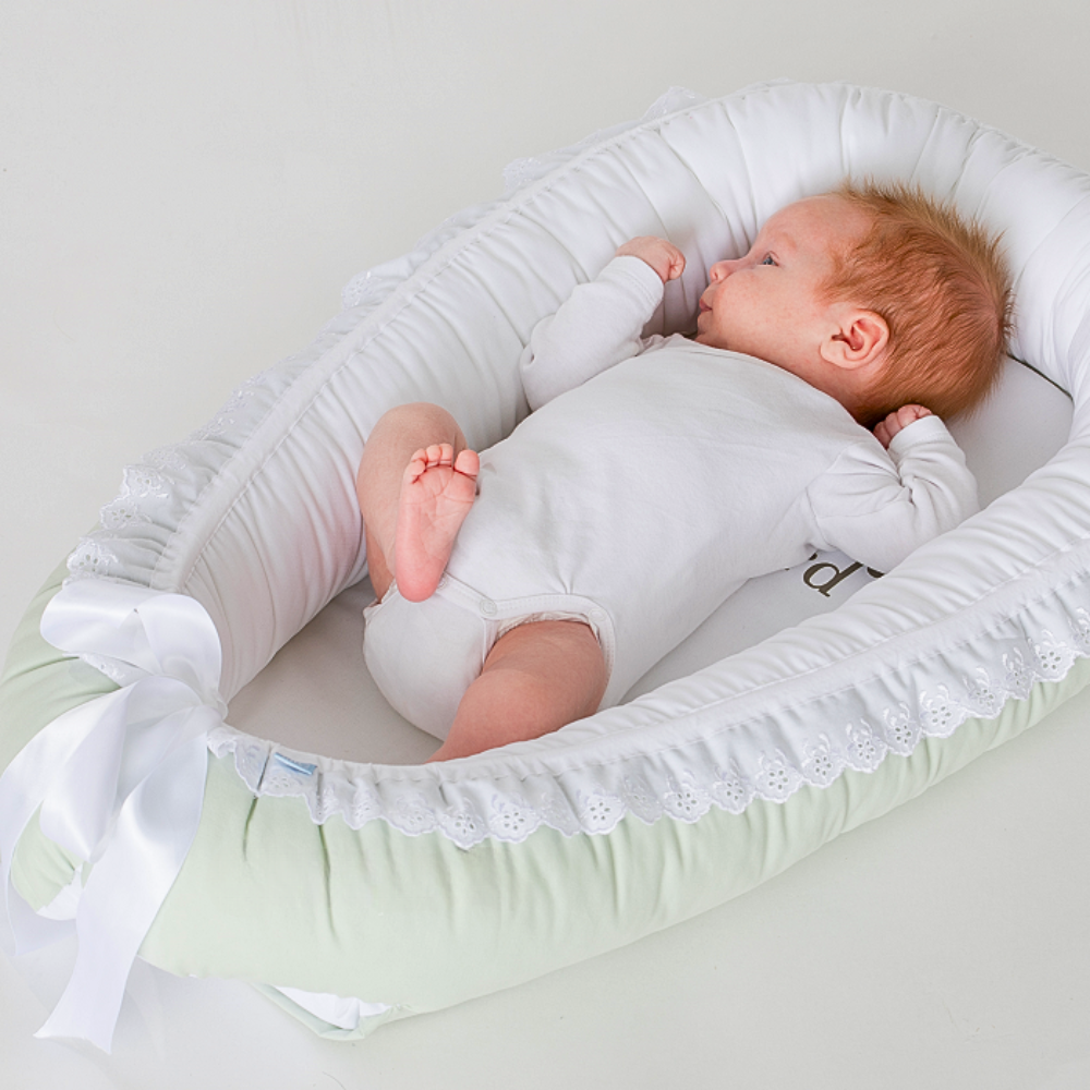 Hella Babynest | Lysegrønt og hvitt babyrede