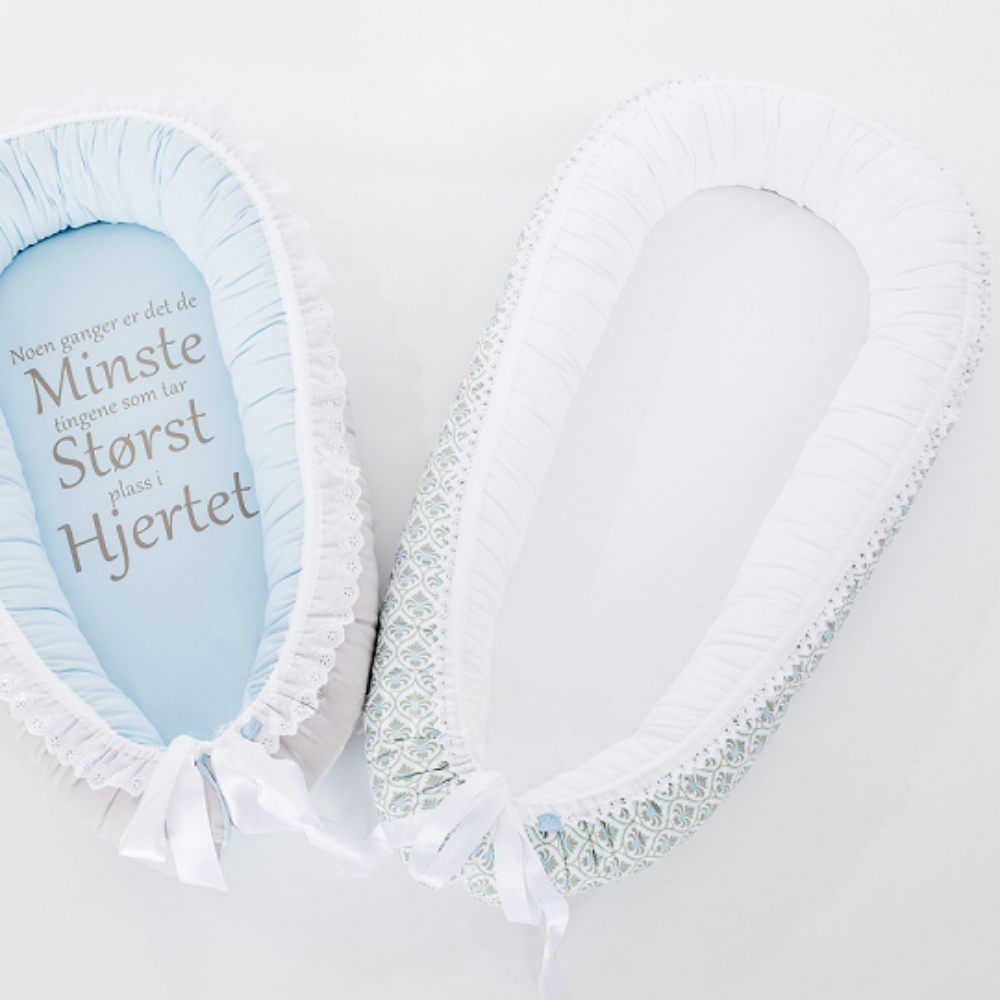 Sigyn Babynest | Babyblått og grått babyrede