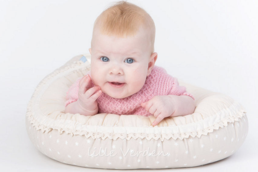Lille Verden babynest i beige med blondekant