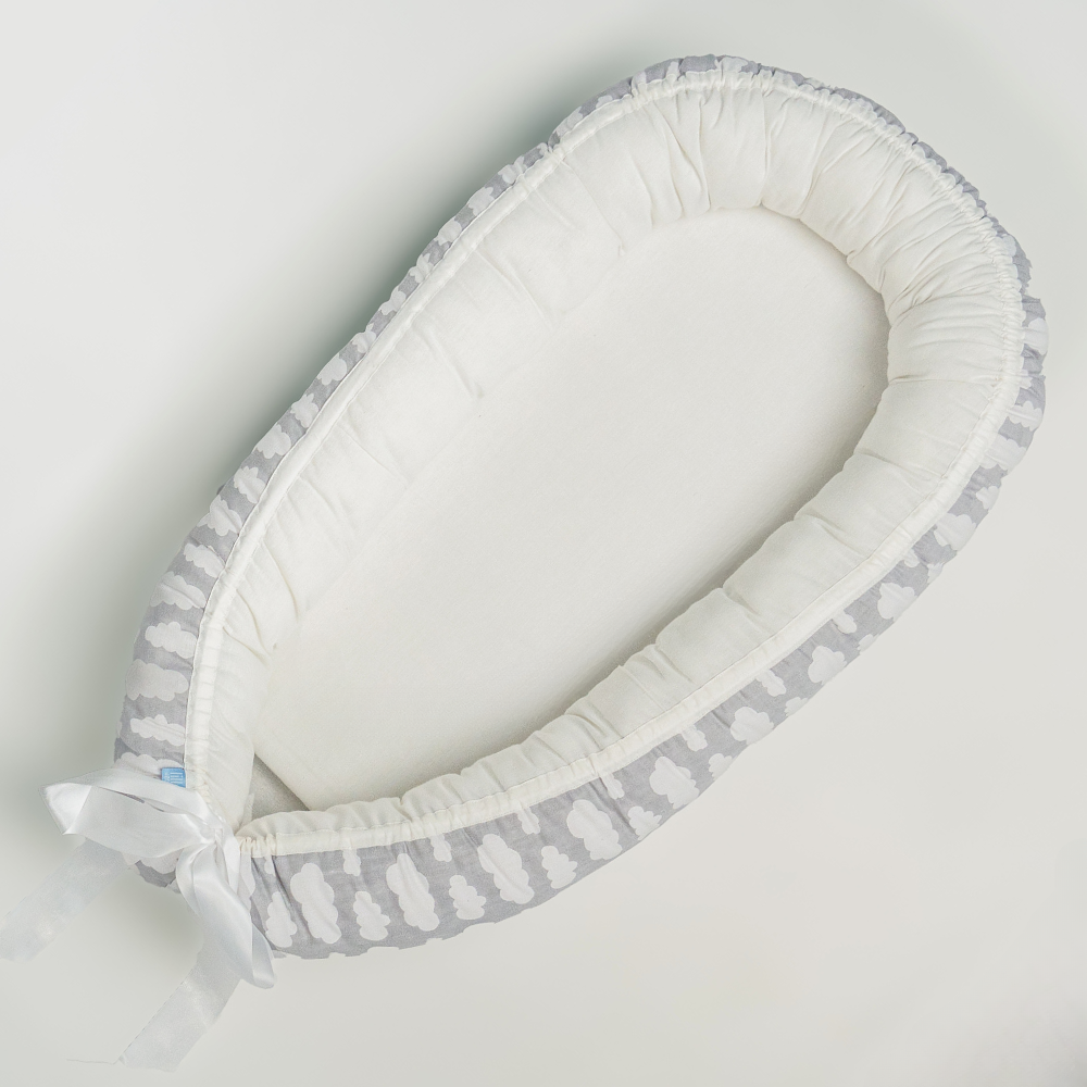 Juni Babynest | Babygrå og hvit babynest med skyer | KLAR