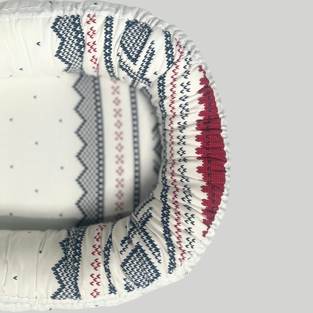 Myndin Babynest | Marius-mønster i hvitt, blått og rødt | KLAR