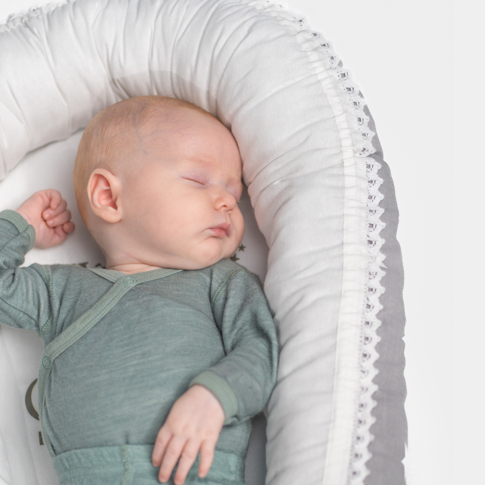 Lova Babynest | Grått og hvitt babynest med stjerner | KLAR