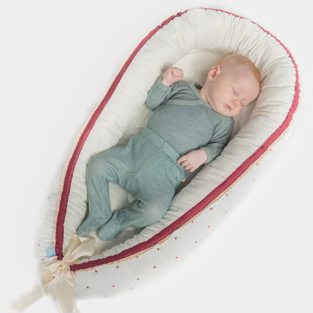 Ambrose Babynest | Offwhite babyrede med vinrød sopp | KLAR