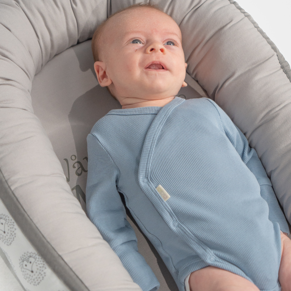 Hugin Babynest | Babygrå med pinnsvinmotiv | KLAR