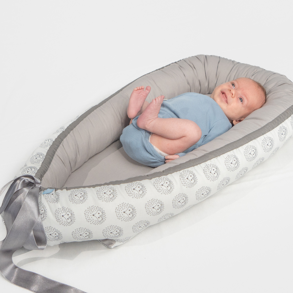 Hugin Babynest | Babygrå med pinnsvinmotiv | KLAR