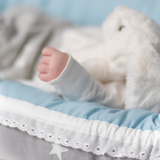 Lamont Babynest | Lyseblått og grått med stjerner