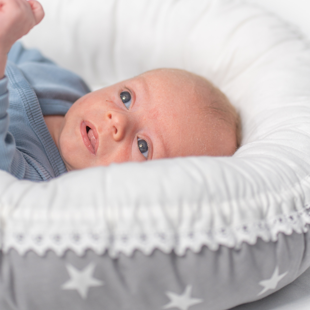 Lova Babynest | Grått og hvitt babynest med stjerner | KLAR