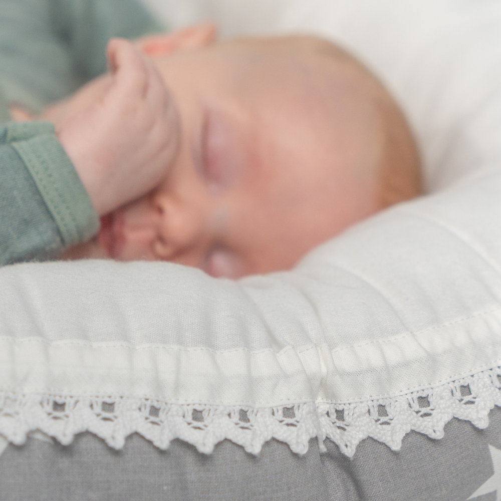 Lova Babynest | Grått og hvitt babynest med stjerner | KLAR