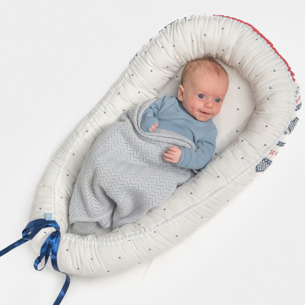 Myndin Babynest | Marius-mønster i hvitt, blått og rødt | KLAR