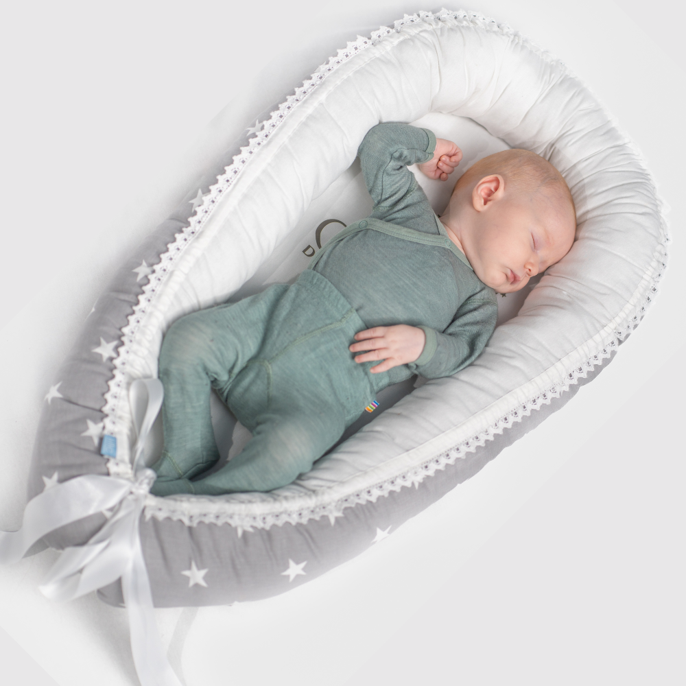 Lova Babynest | Grått og hvitt babynest med stjerner | KLAR